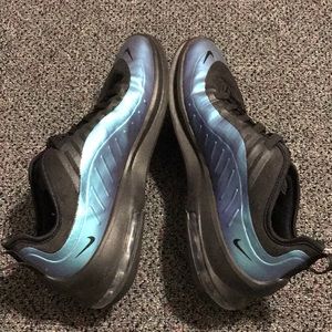 Nike Air Max Axis Sneakers